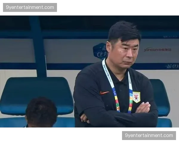 韩鹏三后卫战术暴露肋部空当，海牛高效反击四次洞穿泰山防线。